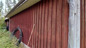 Borstning av sidohus före målning